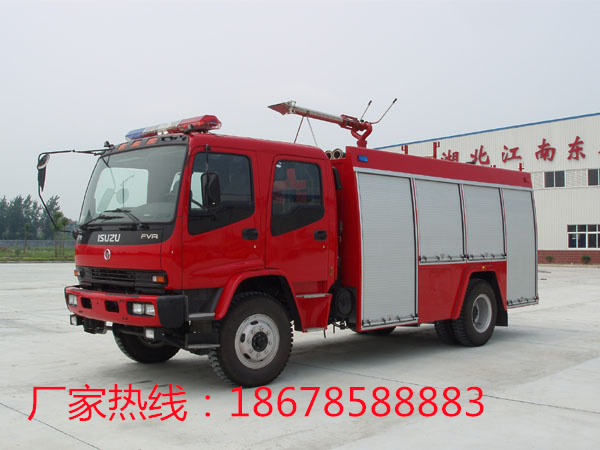 山东一化工厂出现爆   ，出动数10辆消防车